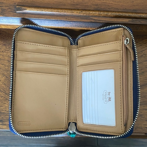 COACH Parker Color Block Leather
Universal Zip wristlet Wallet - Picture 3 of 10